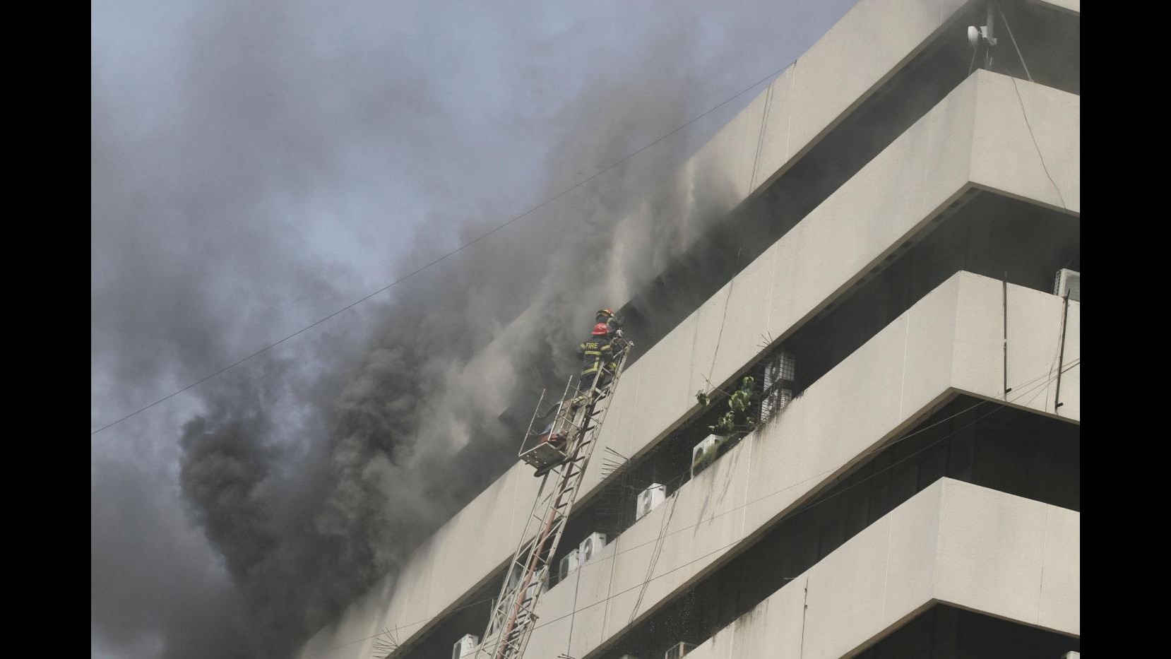 Brescia, incendio in una palazzina: evacuati residenti, 3 in ospedale