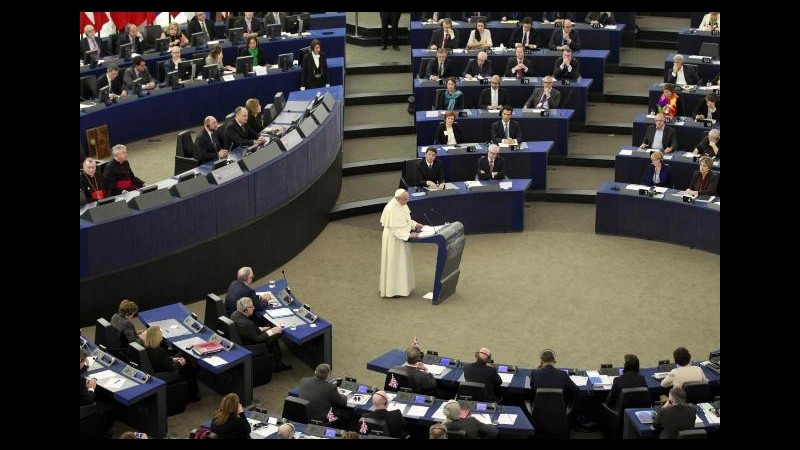 Papa Francesco a Strasburgo: Disoccupazione giovanile vera ipoteca per futuro