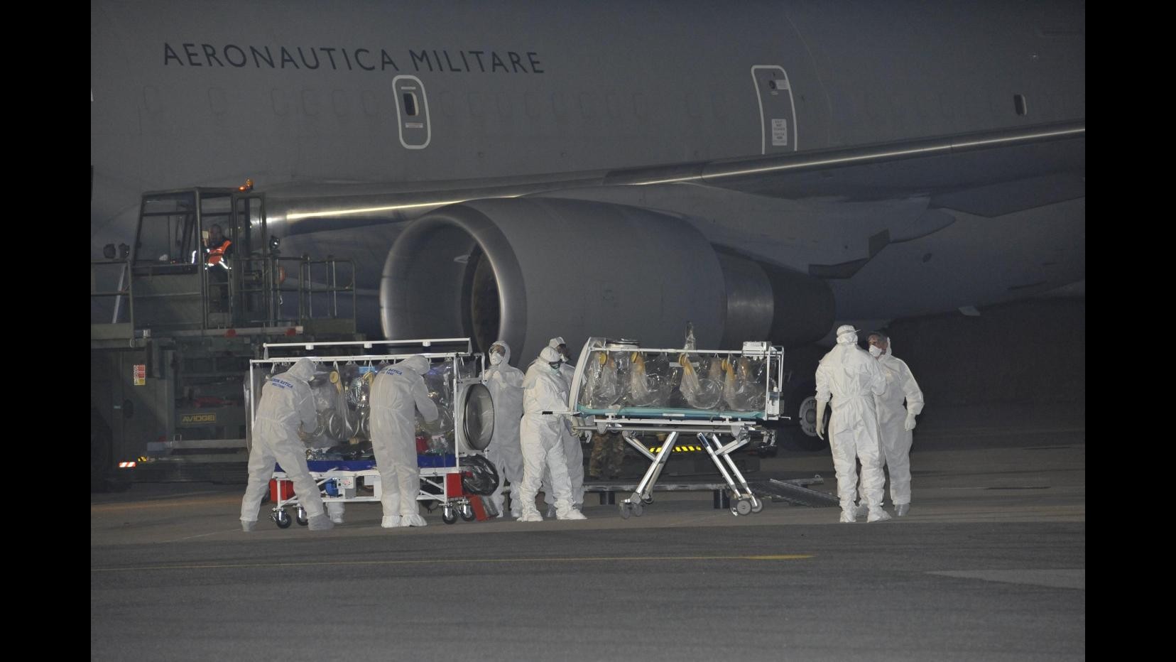 Ebola, arrivato in Italia medico contagiato: è ricoverato a Roma