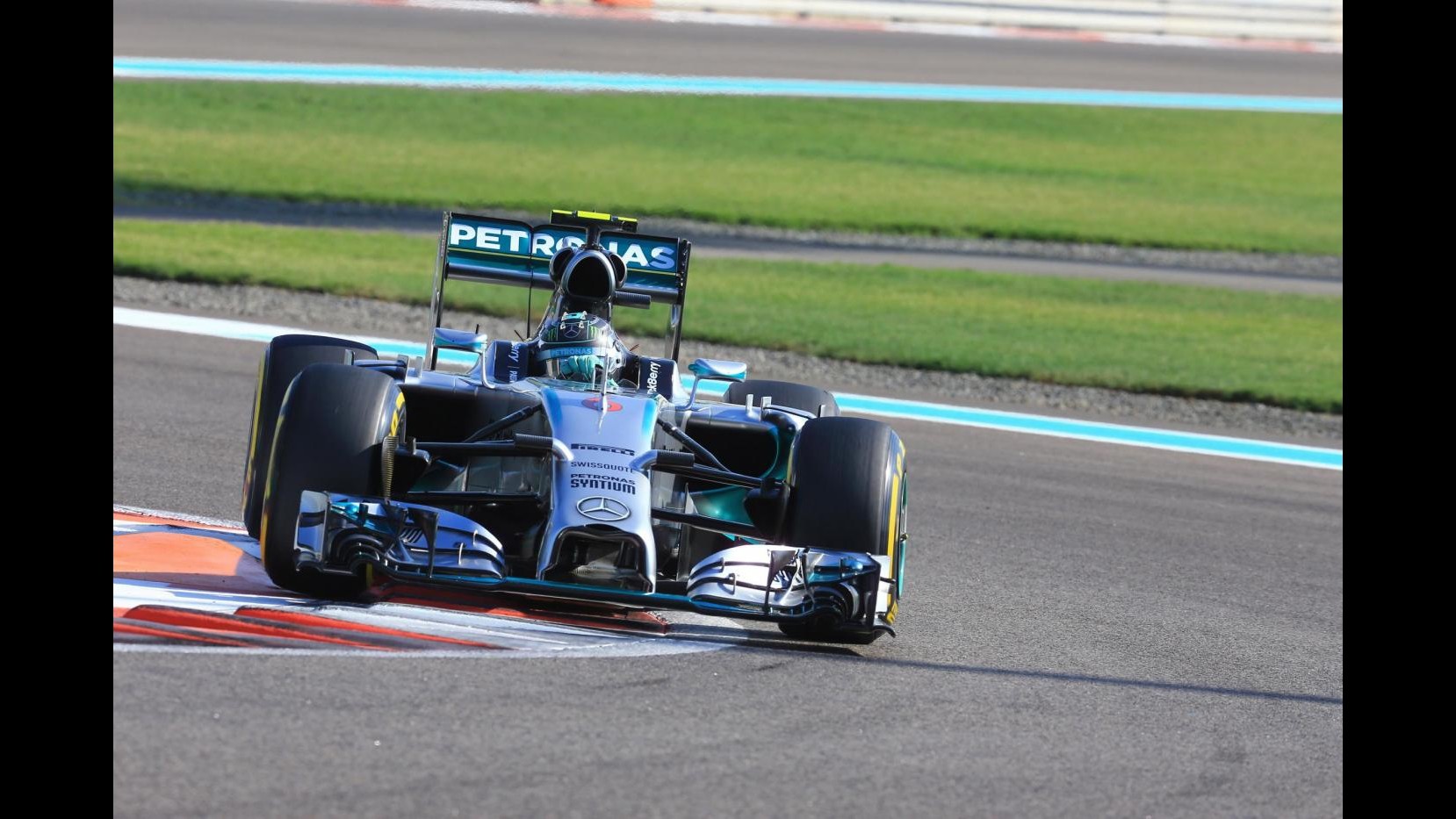 F1, Gp Abu Dhabi: Rosberg in pole position davanti a Hamilton. Disastro Ferrari