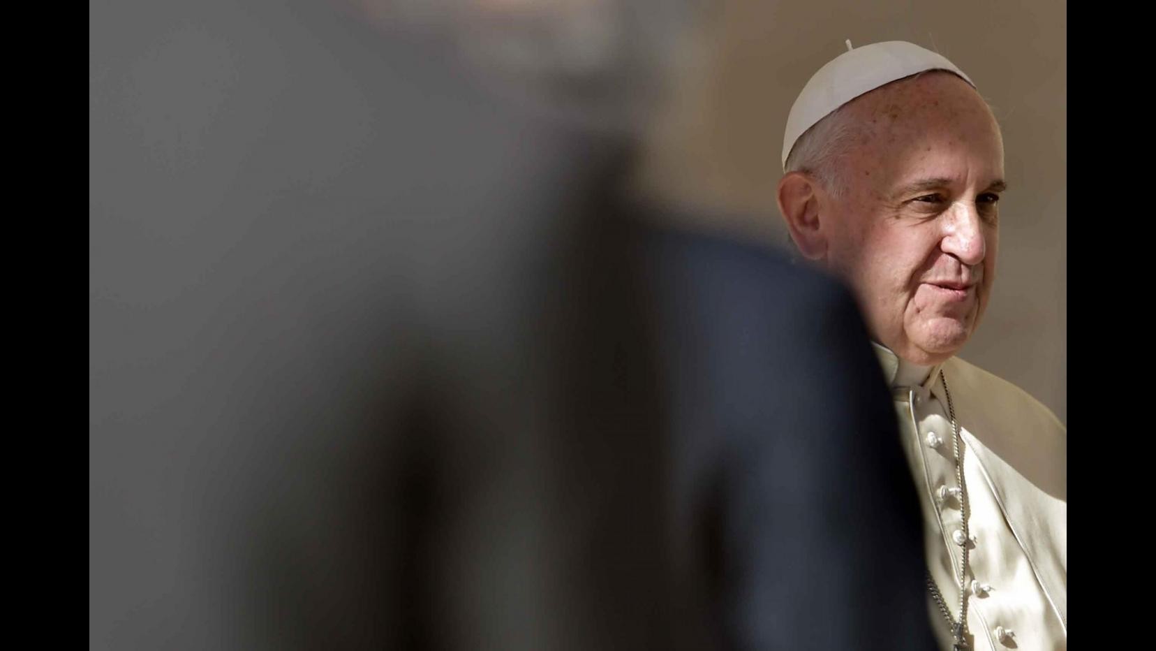 Vaticano, Papa: Resistere a tentazione di condizionare le persone