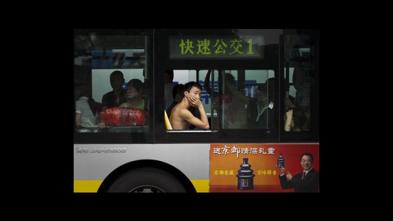 Cina, scontro tra bus e autocisterna: 9 morti