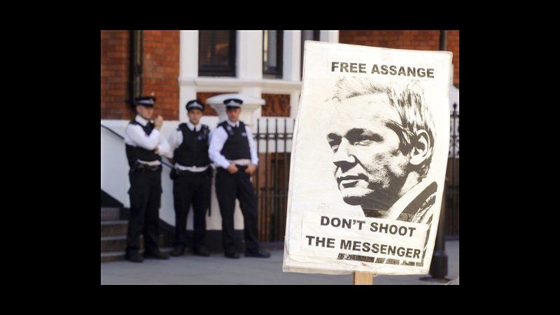 WikiLeaks, tribunale Svezia conferma mandato d’arresto per Assange