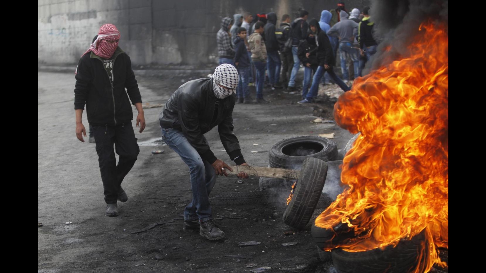 Medioriente, scontri polizia-palestinesi a posto blocco Gerusalemme