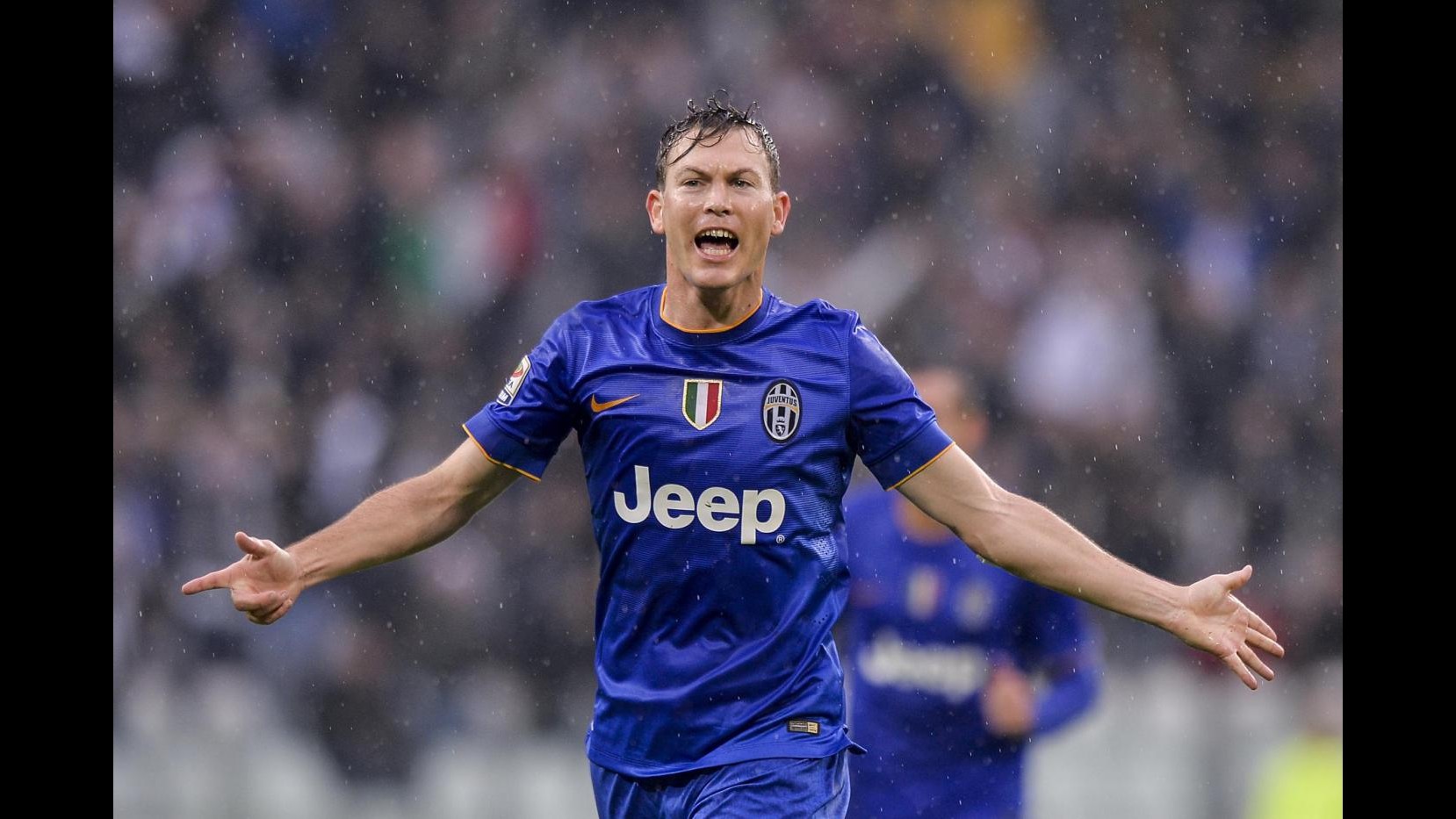 Dall’Inghilterra: Manchester City vuole Lichtsteiner, offerto Nastasic alla Juve