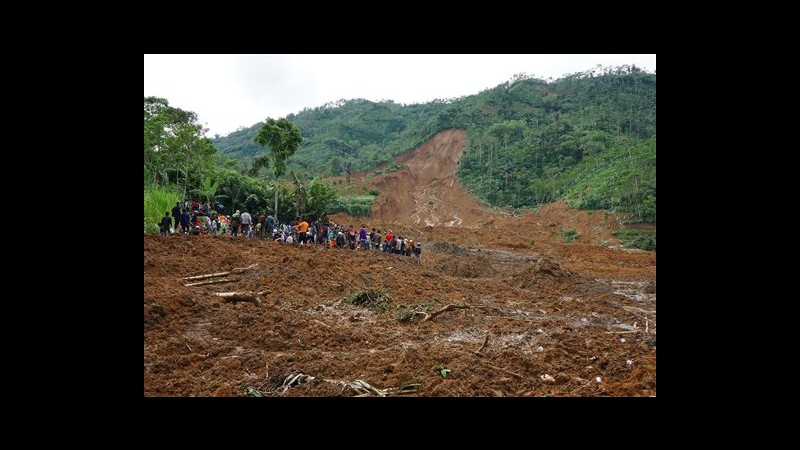 Indonesia, frana su villaggio a Giava: 8 morti e 100 dispersi