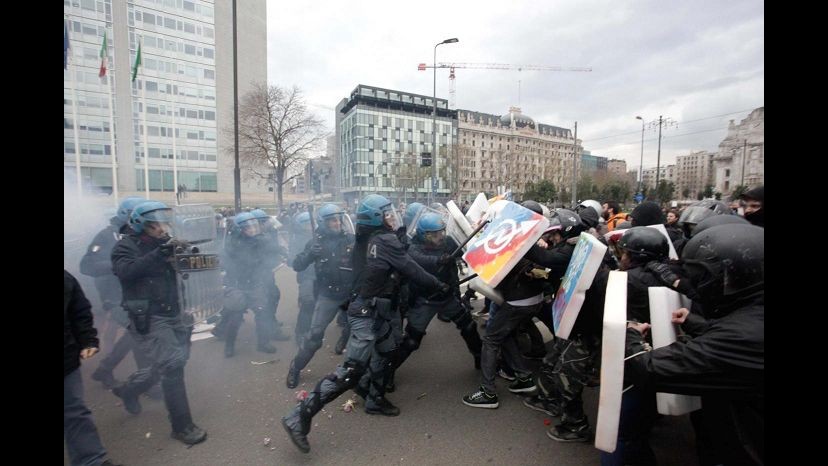 Sciopero, scontri tra manifestanti e forze dell’ordine al Pirellone