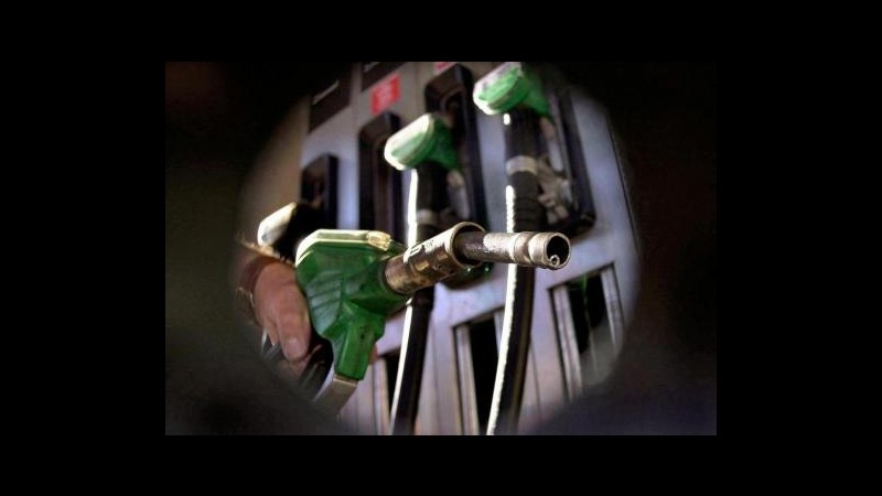Carburanti, benzina cala sotto 1,6 euro. Codacons: Ma prezzo top in Ue