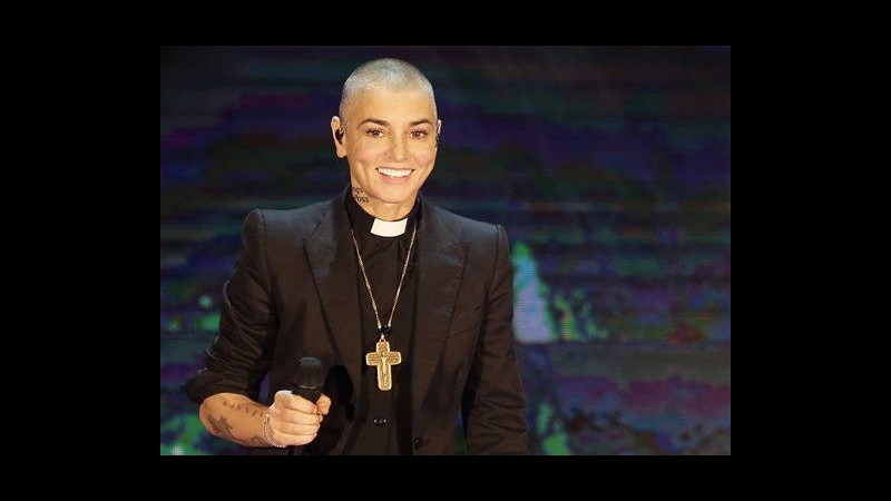 Nord Irlanda, Sinead O’Connor: Entrerò nel Sinn Fein, leader lasci