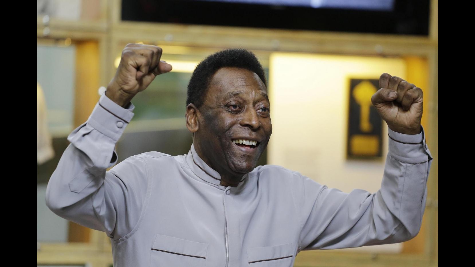 Calcio, Pelé scherza dopo esser stato dimesso da ospedale San Paolo: Pronto per Rio 2016