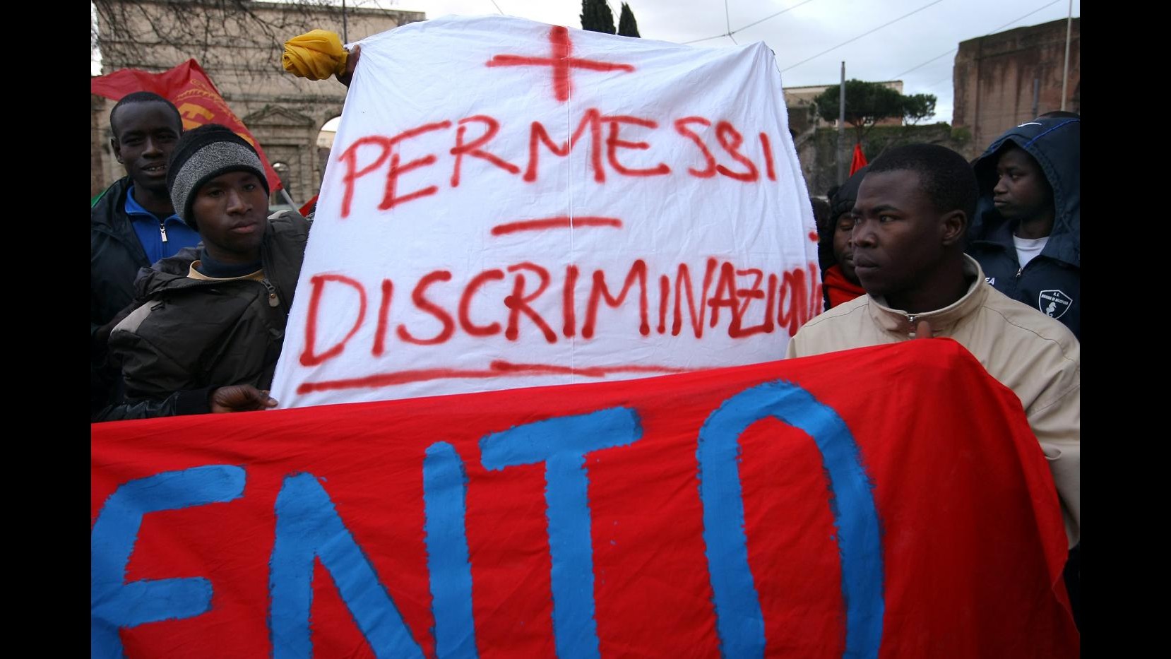 Istat: L’Italia attrae sempre meno migranti, nel 2013 calo del 13.2%