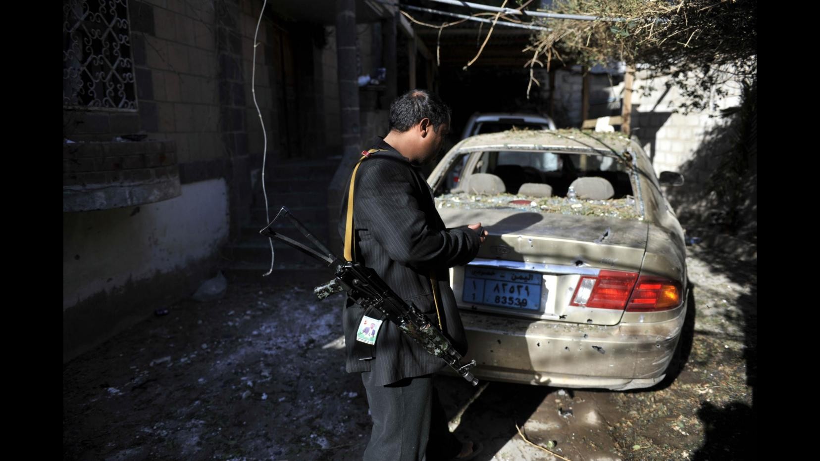 Yemen, 2 autobombe contro base e checkpoint esercito: 10 soldati morti