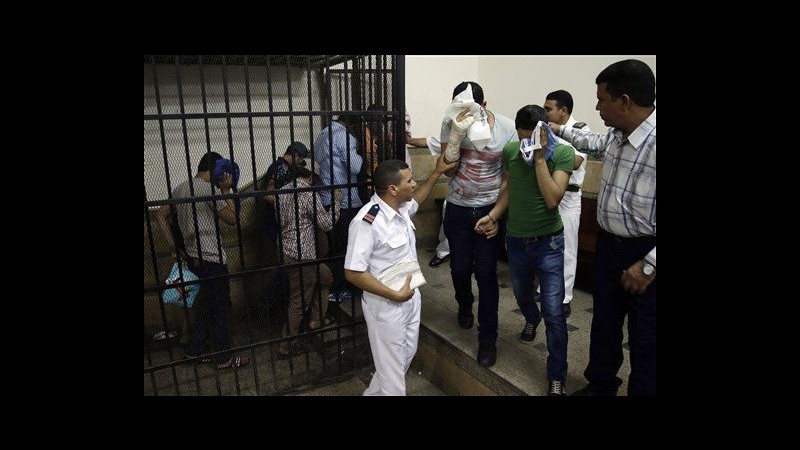 Egitto, raid anti-gay in hammam al Cairo: 25 arresti