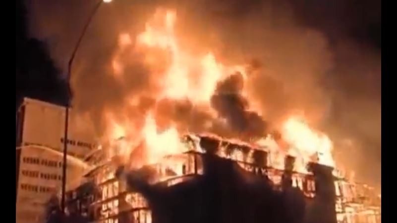 Los Angeles, spettacolare incendio nel centro della città