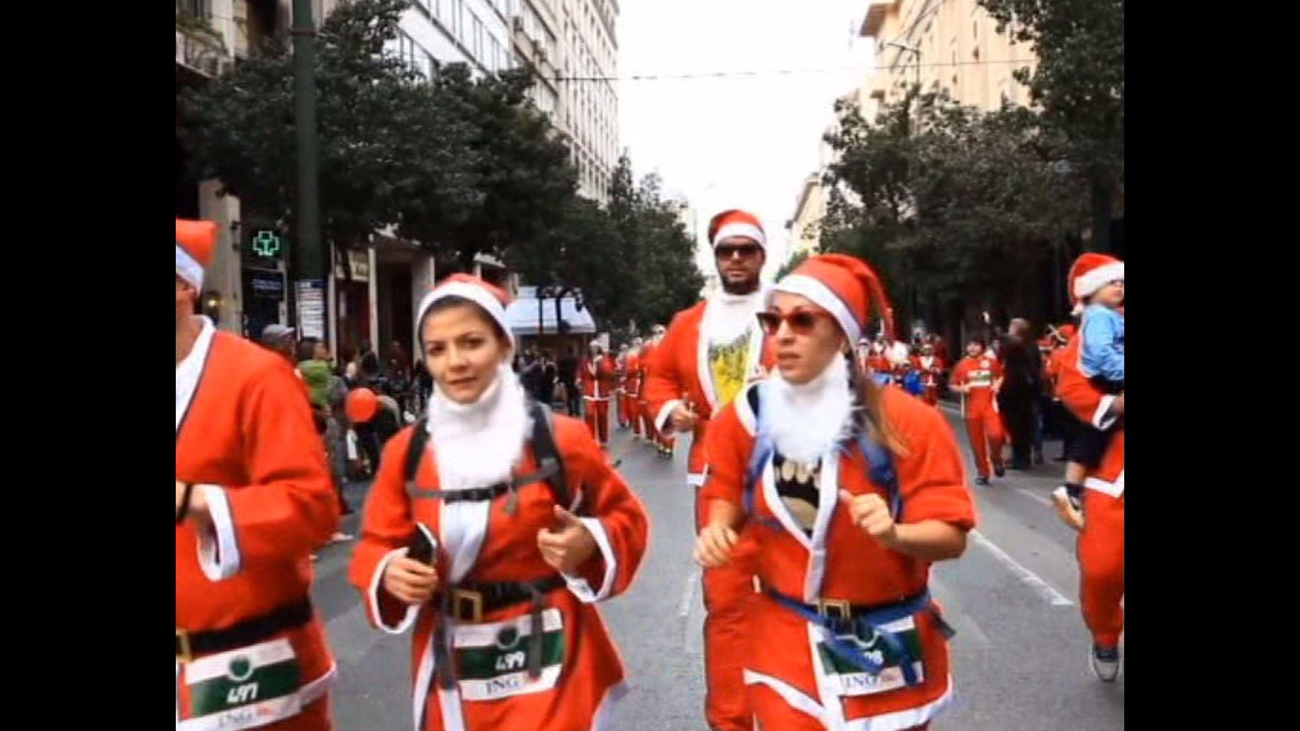 Grecia, la corsa dei Babbi Natale ad Atene