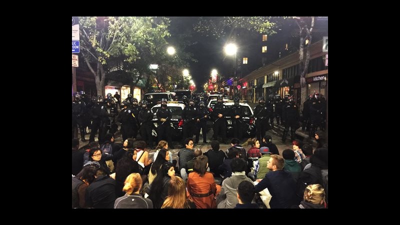 Usa, seconda notte proteste violente a Berkeley: scontri con polizia