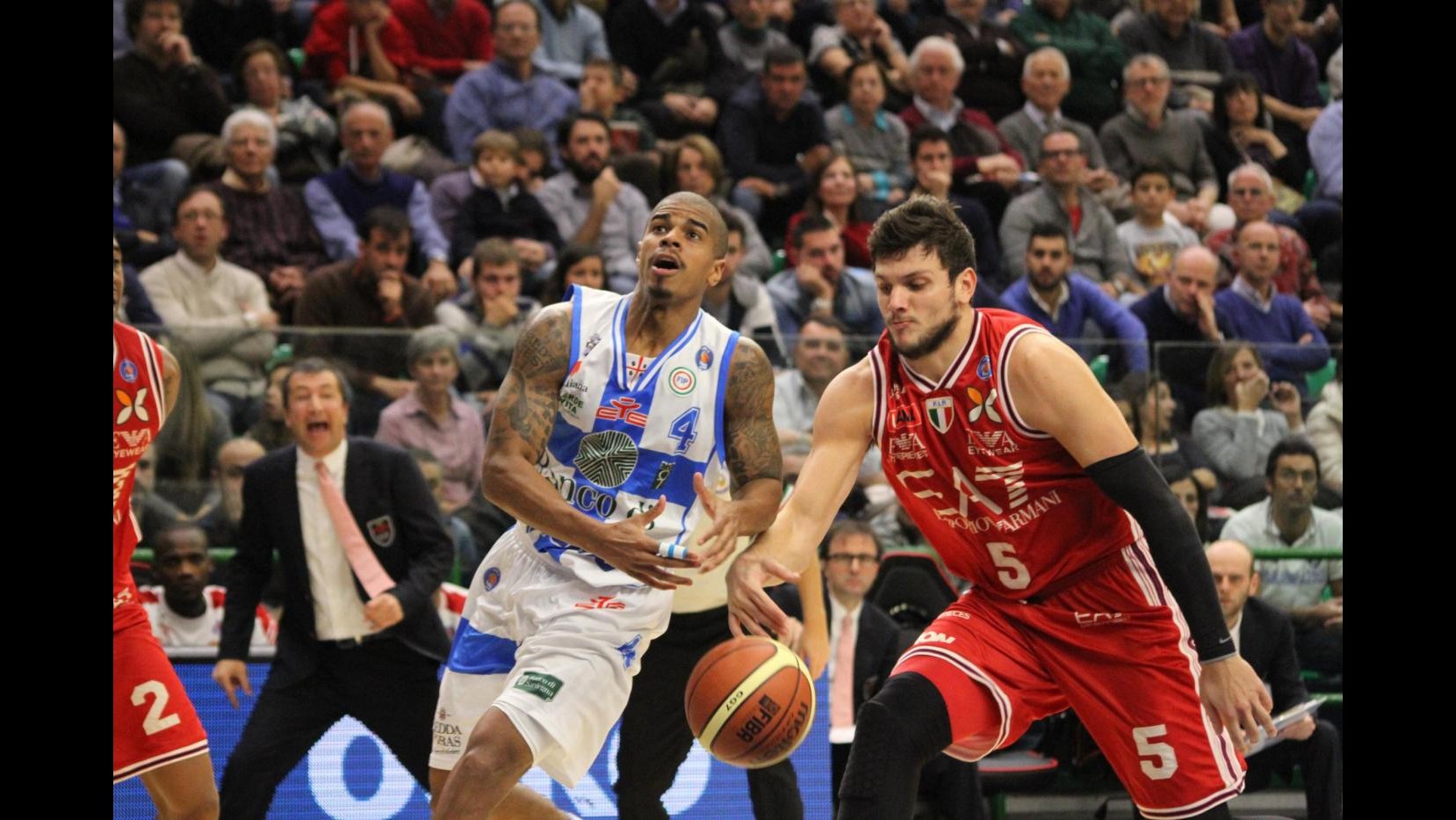 Basket, Serie A: Milano sbanca Sassari nel big match, Venezia passa a Pesaro e resta prima