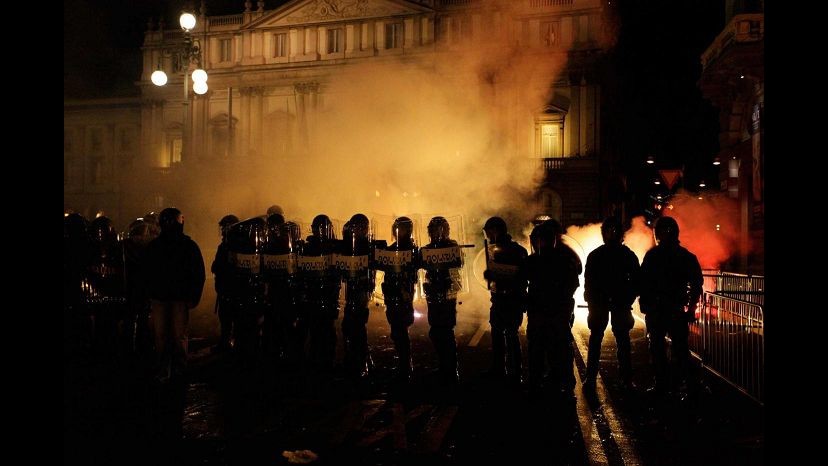 Scala, scontri antagonisti-polizia mentre va in scena la Prima. Ovazioni per il Fidelio