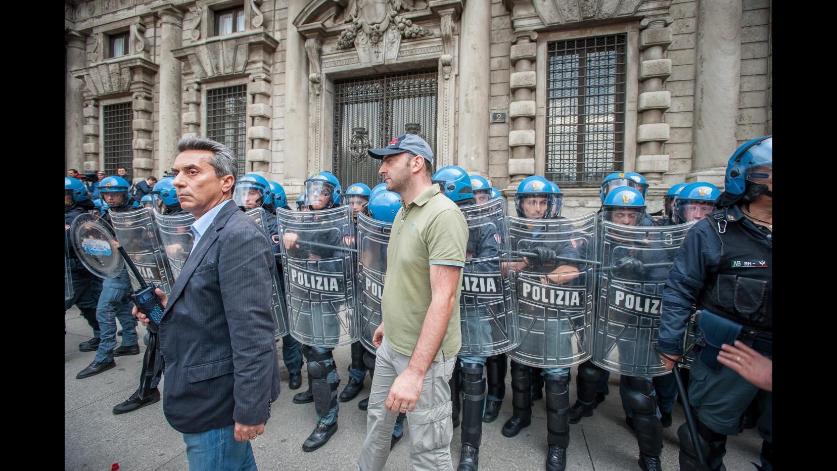 Scala, striscione in piazza Duomo contro occupazioni
