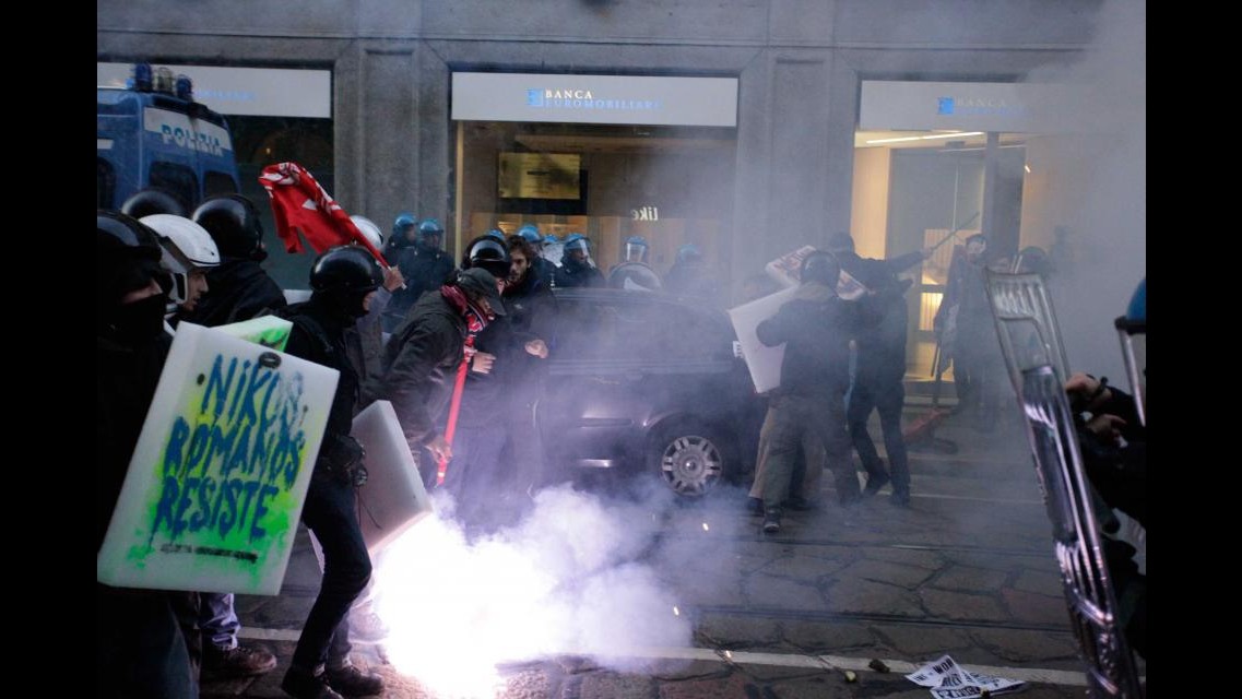 Scala, scontri tra manifestanti e polizia per la Prima:  2 carabinieri e diversi antagonisti feriti