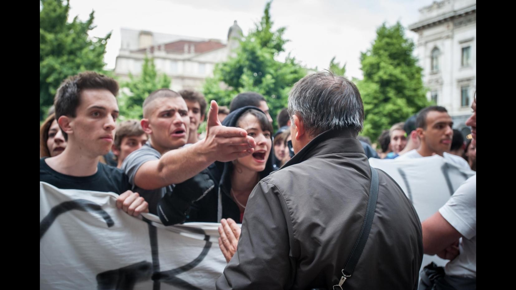 Scala, piazza blindata, protesta pacifica per casa e occupazione