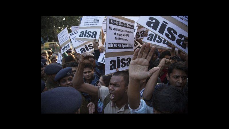India, proteste contro stupri a Nuova Delhi: scontri con la polizia