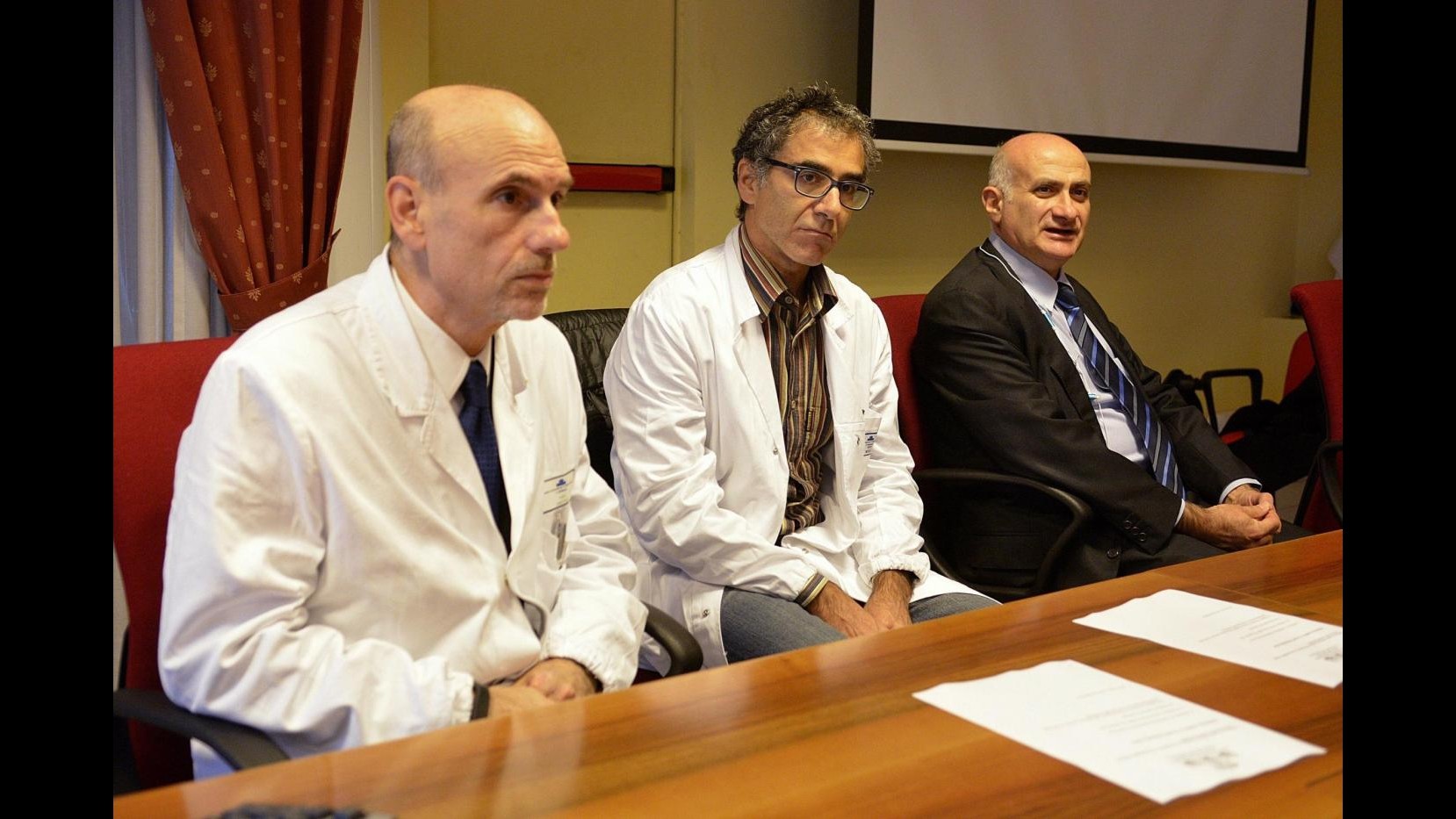 Ebola, Spallanzani: Medico Emergency stabile, respira con una macchina