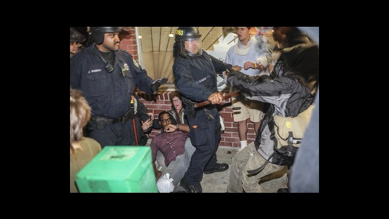 Usa, continuano nel cuore della notte le proteste violente a Berkeley