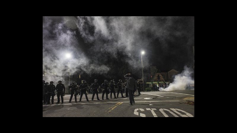 Usa, proteste violente in California, migliaia per 4° giorno a NY