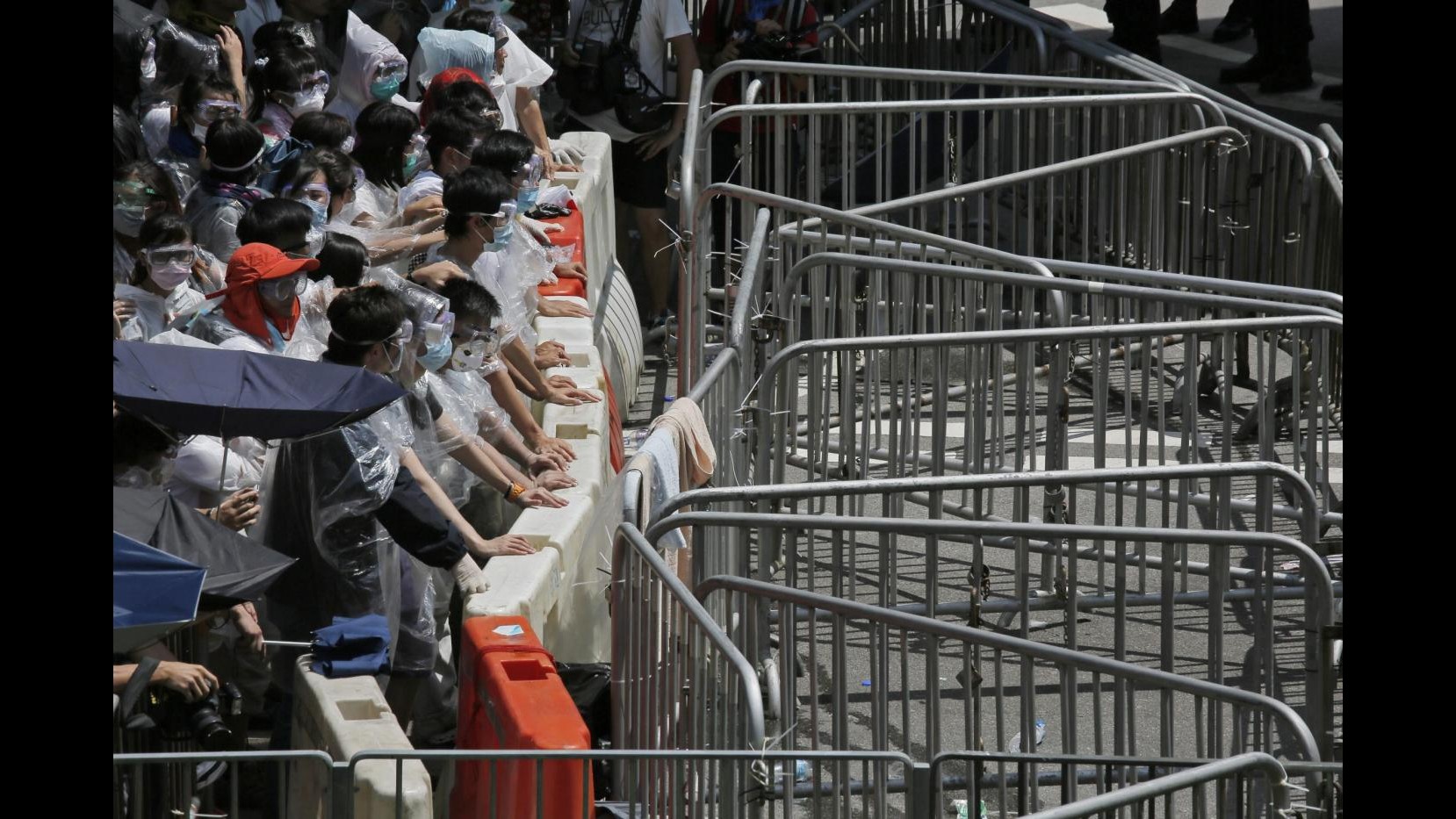 Hong Kong, leader proteste Joshua Wong mette fine a sciopero fame