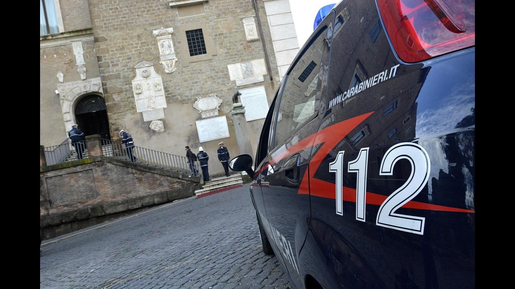 Caserta, prostituta narcotizza cliente e lo deruba: in manette
