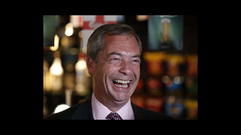 Regno Unito, donne allattino in un angolo: polemica su frase Farage