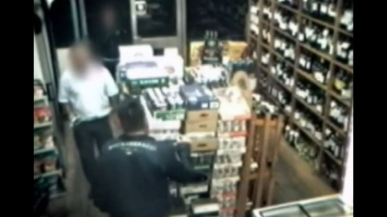 Londra, incredibile video: negoziante ipnotizzato e derubato