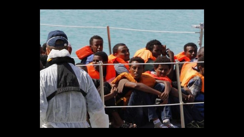 Sbarchi, 17 migranti morti su gommone in Canale Sicilia, 76 supersiti