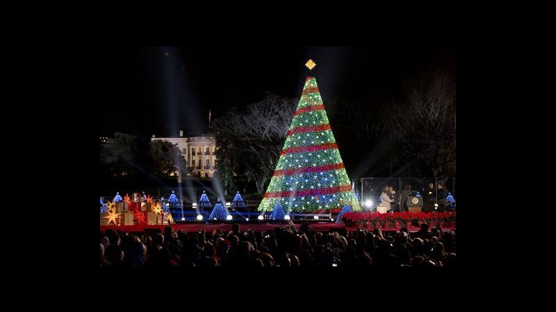 Usa, famiglia Obama accende albero di Natale davanti alla Casa Bianca