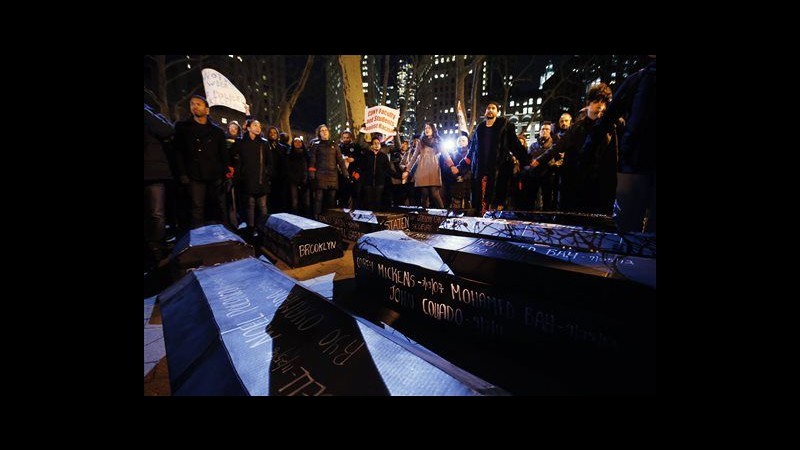 Migliaia protestano a Ny: bloccato ponte di Brooklyn, decine di arresti