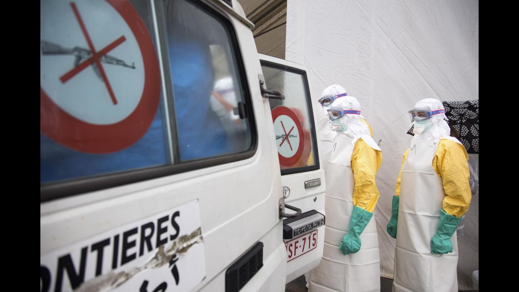 Ebola, medico italiano ha la febbre: prognosi resta riservata