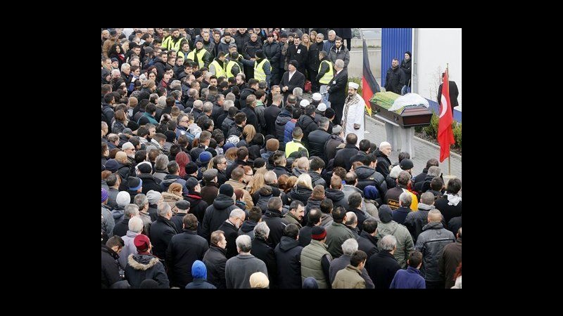 Germania, folla a funerale Tugce: bandiere turca e tedesca vicino bara