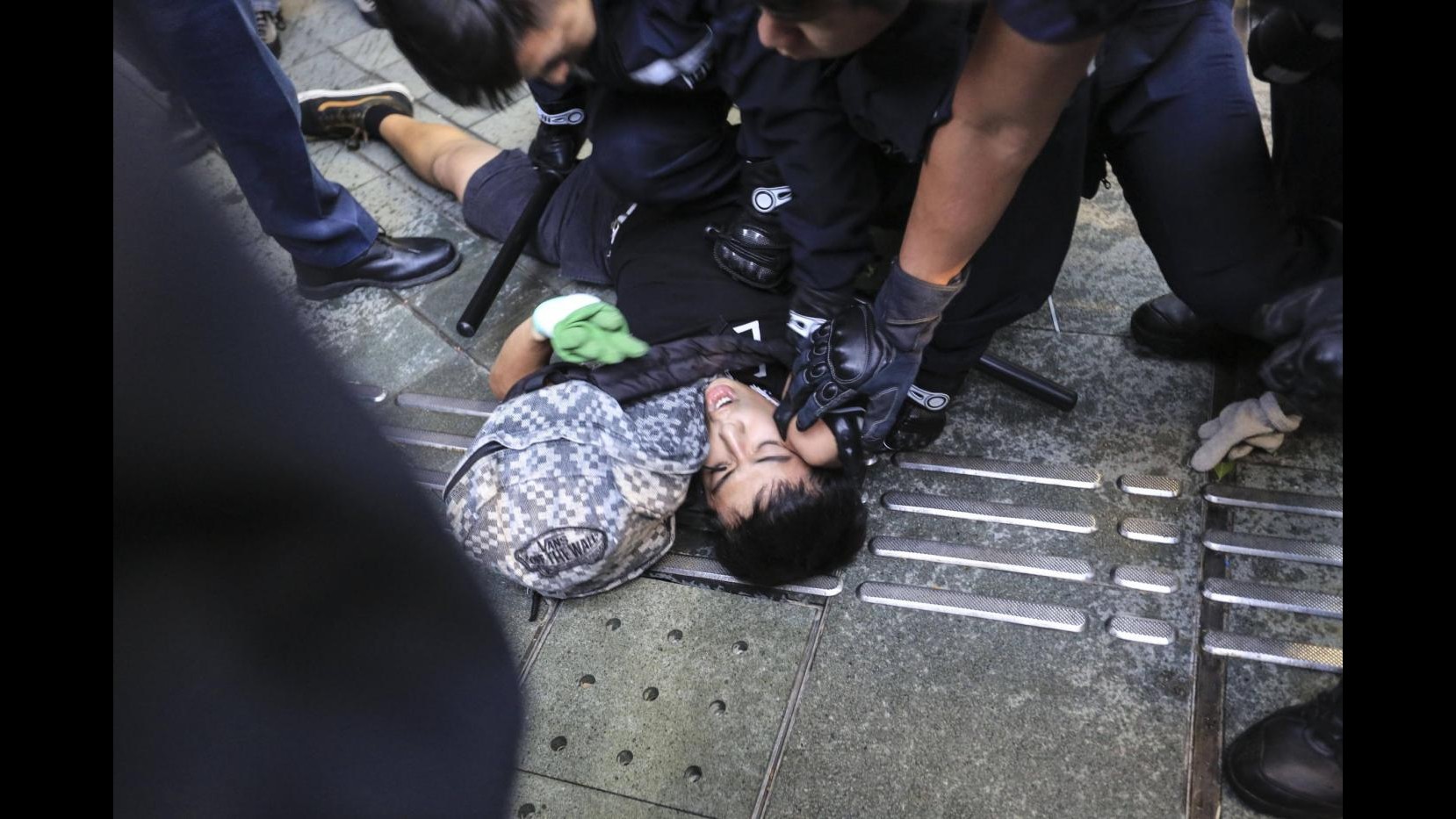 Hong Kong, 11 poliziotti feriti dopo scontri tra agenti e manifestanti