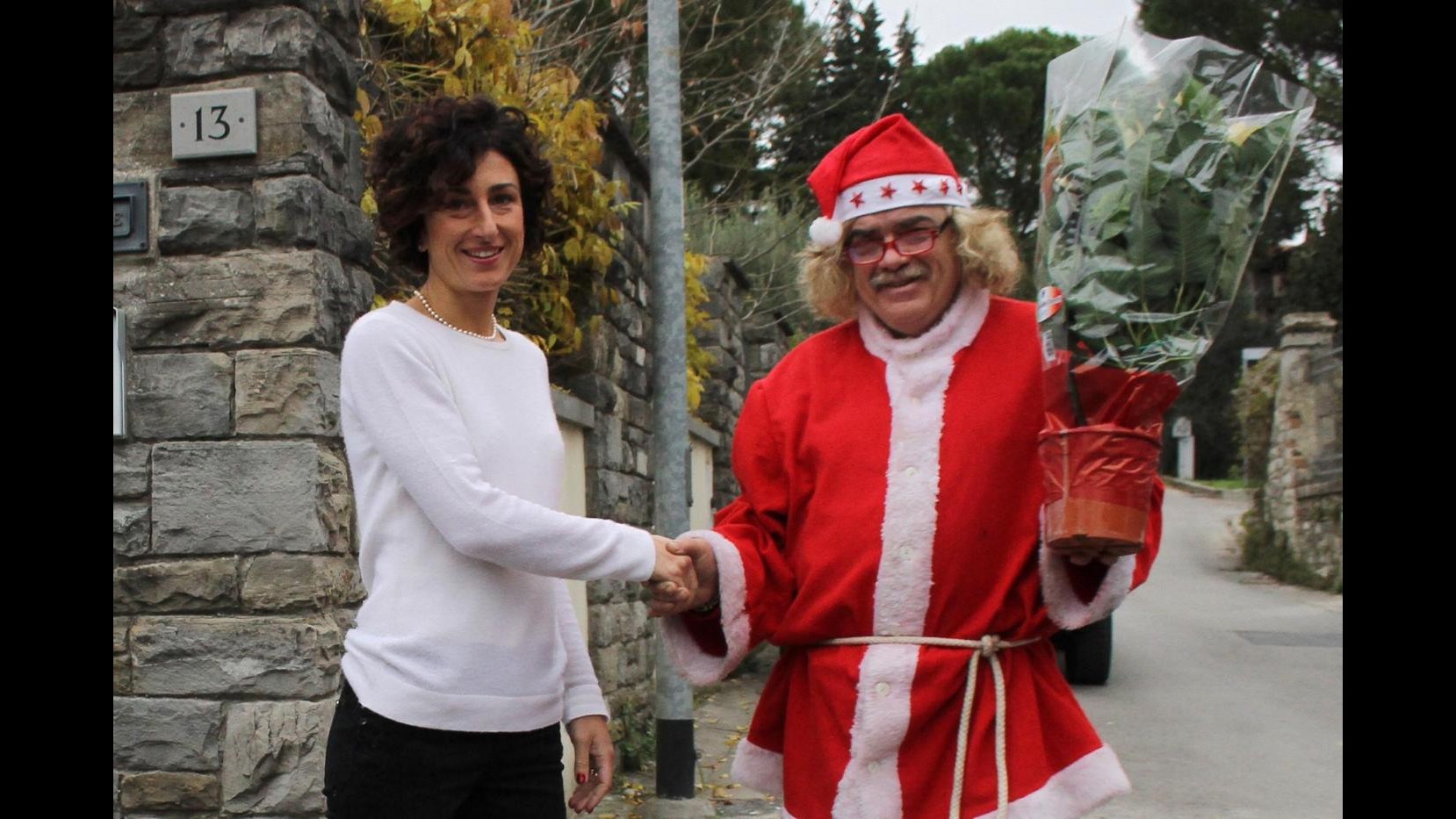 ‘Barone delle nevi’ a Casa Renzi come Babbo Natale: pianta ad Agnese