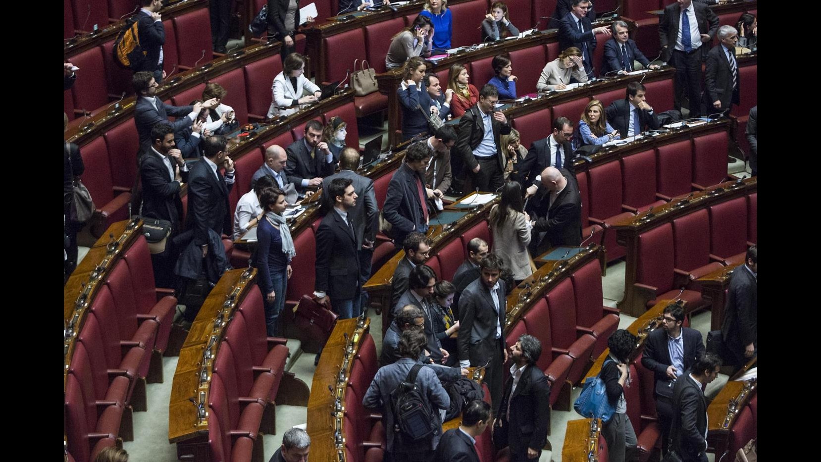 L. stabilità, M5S occupa banchi Governo: seduta riprende alle 14.30