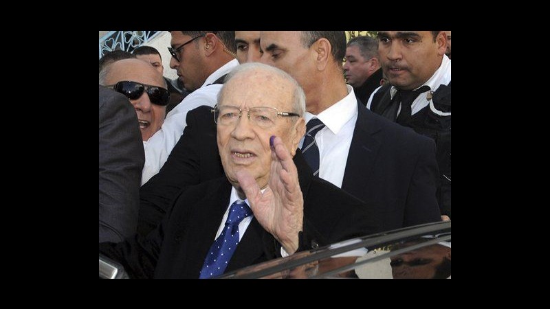 Tunisia, staff Essebsi rivendica vittoria. Ma per Marzouki è testa a testa