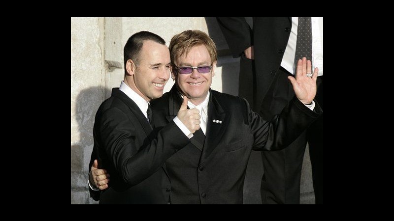 Regno Unito, Elton John ha sposato il compagno David Furnish