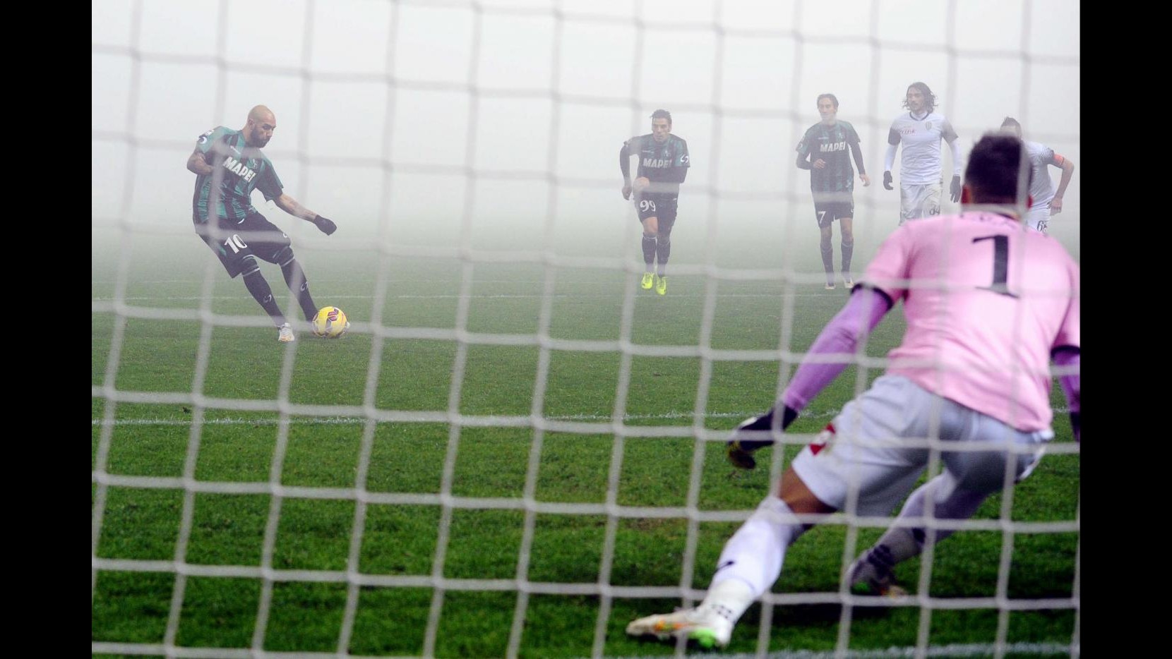 Serie A, Ze Eduardo salva il Cesena al 94′: 1-1 a Sassuolo nella nebbia