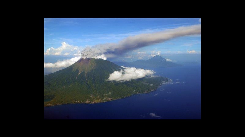 Indonesia, erutta vulcano: 9 feriti, un disperso, chiuso scalo Ternate