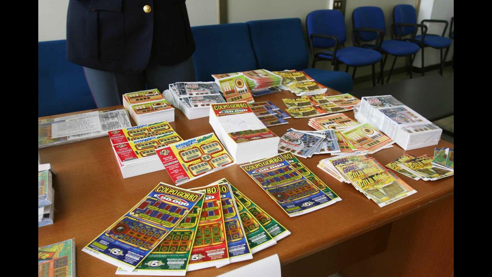 Genova, rubavano vestiti, buoni pasto e gratta e vinci: 4 arresti