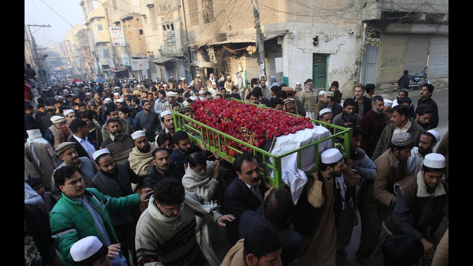 Pakistan, lutto dopo attacco scuola: trovato corpo preside, 142 morti