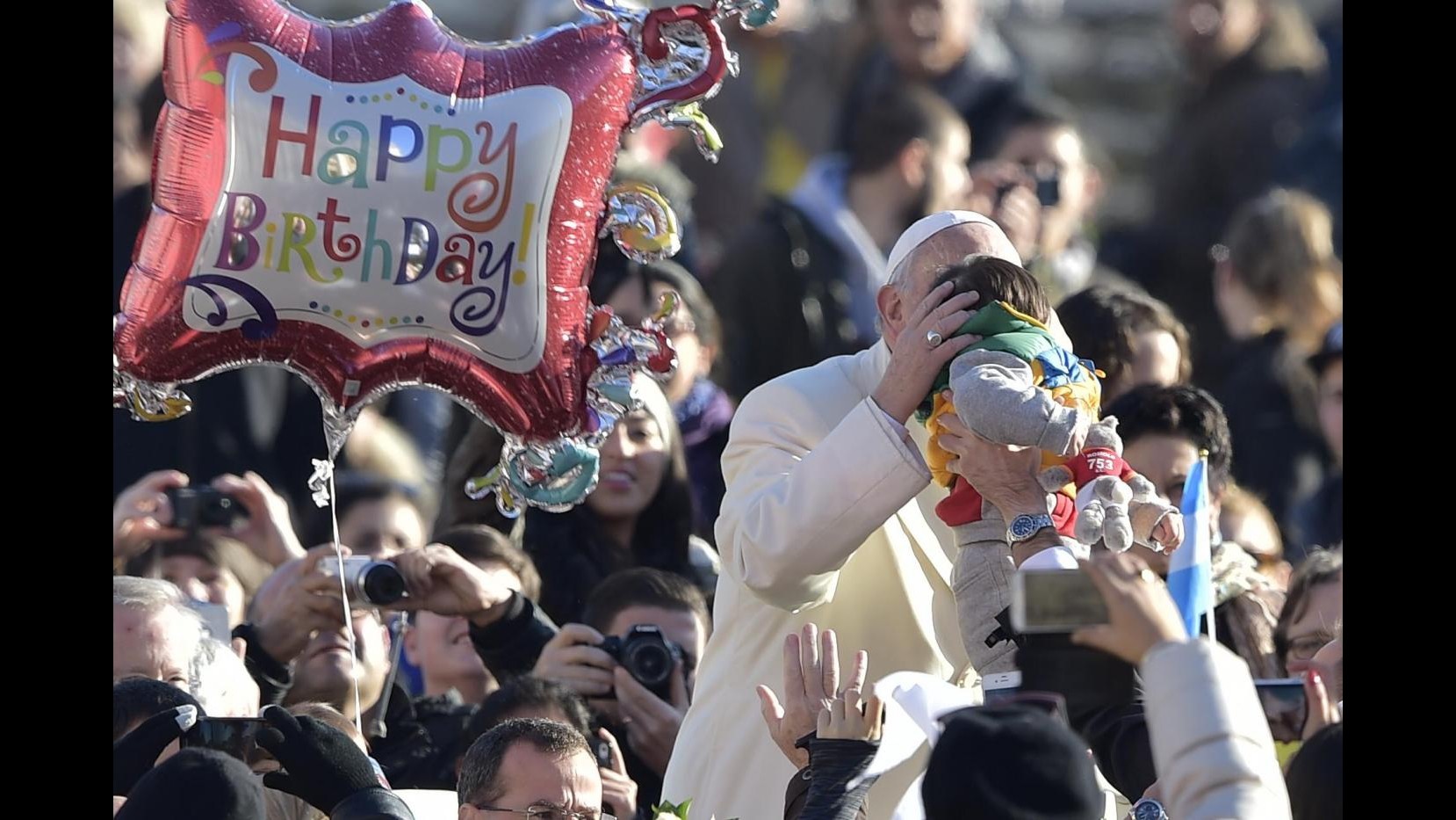 Papa Francesco brinda in piazza San Pietro col mate ai suoi 78 anni