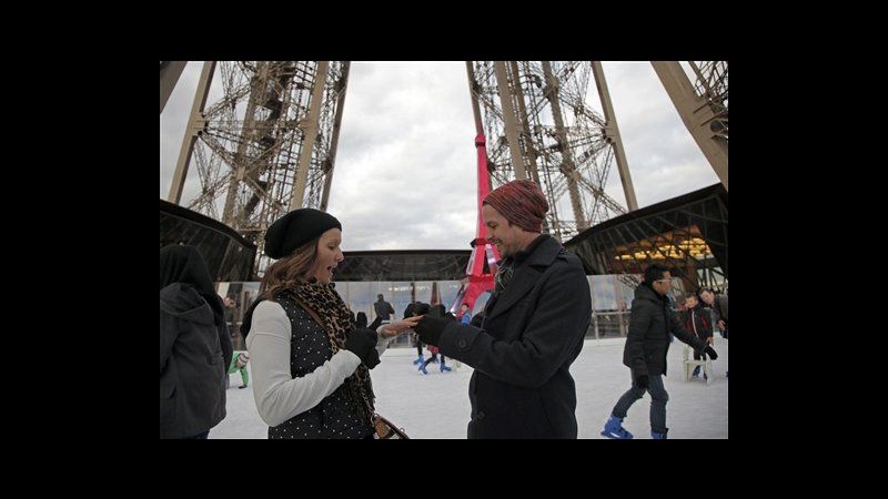 Proposta di nozze in cima alla torre Eiffel su pista di ghiaccio