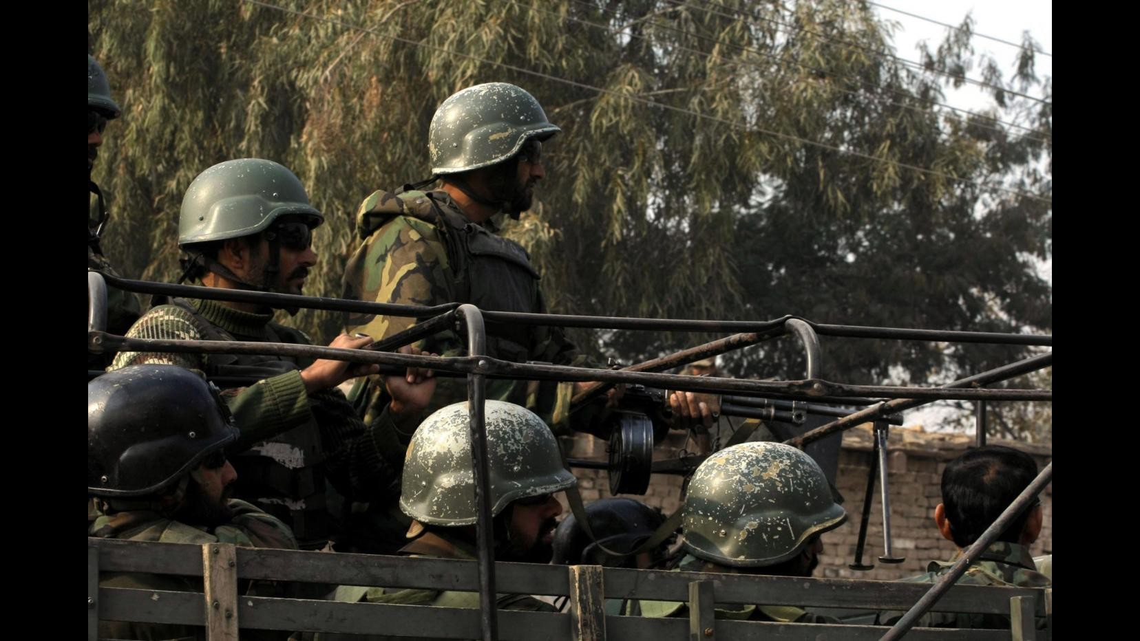 Pakistan, esercito: Ucciso 6° terrorista, mine frenano operazioni
